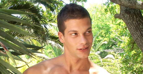 El checo Kevin Warhol y el húngaro Julien Hussey se comen una polla al aire libre.