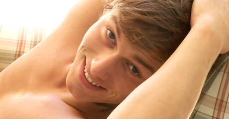 El checo Kevin Warhol y el húngaro Julien Hussey se comen una polla al aire libre.