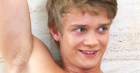 Hongaarse jongeman Tom Pollock trekt zijn pik af