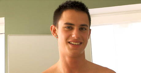 Alex musculoso se burla de su polla al aire libre