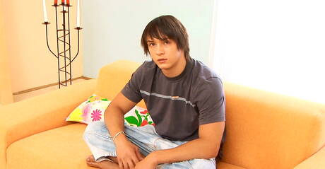 Przystojny facet Phillip masturbuje się na zewnątrz