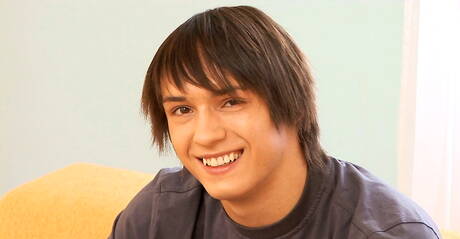 Belami Online: Przystojny facet Phillip masturbuje się na zewnątrz