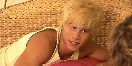 Le super étalon Ken Cameron pose nu