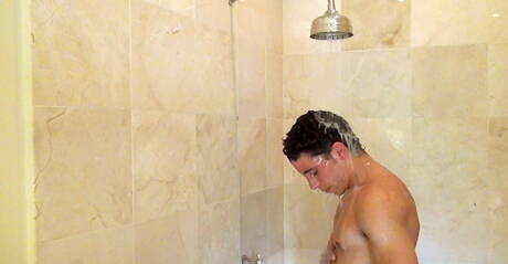 샤워실에서 자위하는 라틴계 몸매 좋은 오스틴 메릭