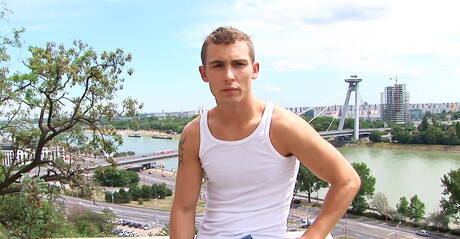 Stud Ralf masturbuje się na zewnątrz