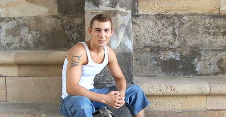 Stud Ralf masturbuje się na zewnątrz