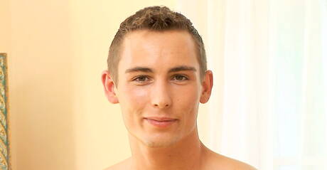 Stud Ralf masturbuje się na zewnątrz