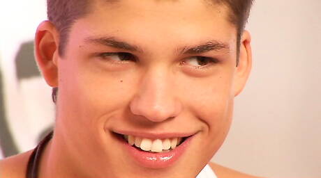 O garanhão Leo Simpson brincando com um pau