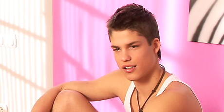 O garanhão Leo Simpson brincando com um pau