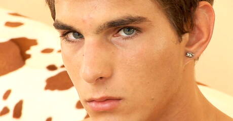 Kulturysta Chris masturbuje się swoim penisem