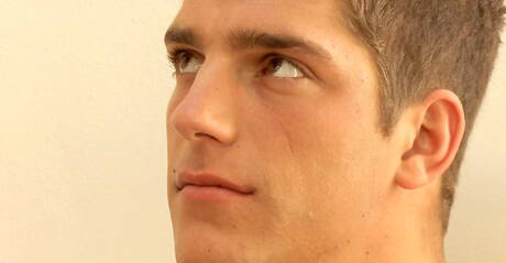 Tsjechische gespierde Ariel Vanean plaagt zijn pik in een hete douche