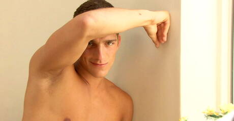 Belami Online: Czech beefy Ariel Vanean teasing his cock in hot shower