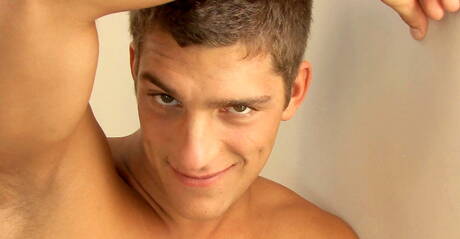 Tsjechische gespierde Ariel Vanean plaagt zijn pik in een hete douche