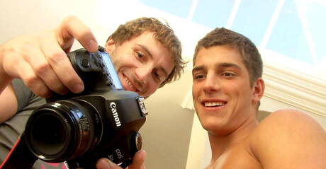 Tsjechische gespierde Ariel Vanean plaagt zijn pik in een hete douche