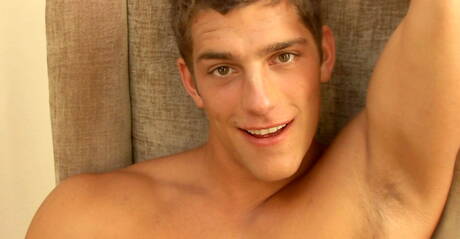 Tsjechische gespierde Ariel Vanean plaagt zijn pik in een hete douche