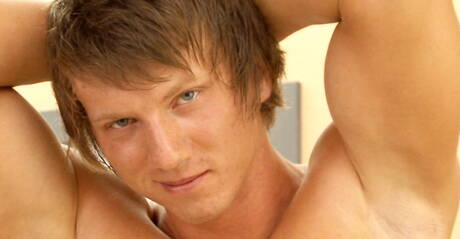 Le latino bien bâti Bruno Bernal taquine sa bite