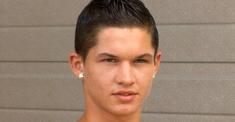 Il muscoloso Thomas Woolf mostra un corpo robusto all