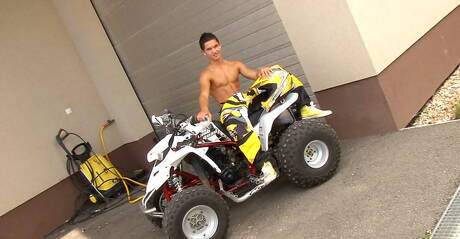 Il muscoloso Thomas Woolf mostra un corpo robusto all