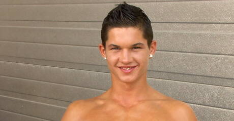 Thomas Woolf, musclé, montre un corps robuste en extérieur