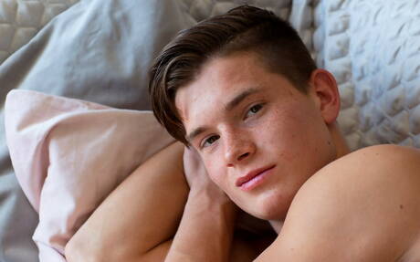 Dobrze zbudowany Czech Kian Oconnor masturbuje się swoim penisem