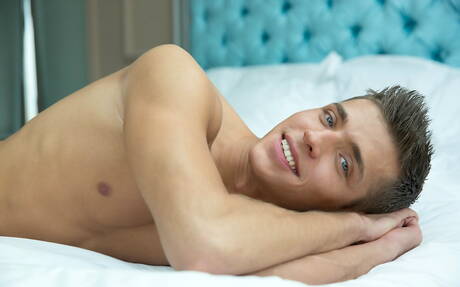 Der slowakische Kraftprotz Mario Texeira posiert nackt und zeigt seinen Hintern im Badezimmer