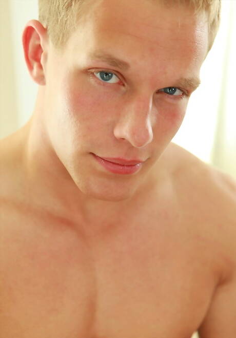 Le superstar tchèque Daniel Mathis montre un corps musclé