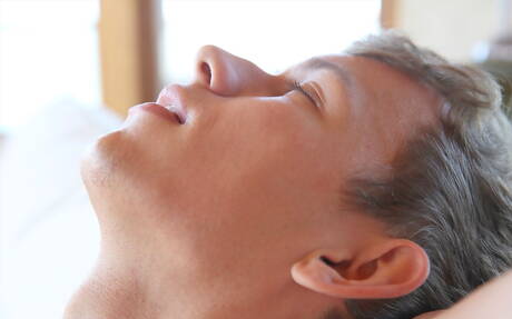 Il bel ragazzo ceco Andy Mcallister posa nudo e mostra il suo sedere stretto