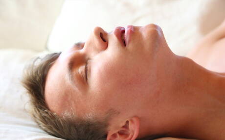 Il bel ragazzo ceco Andy Mcallister posa nudo e mostra il suo sedere stretto