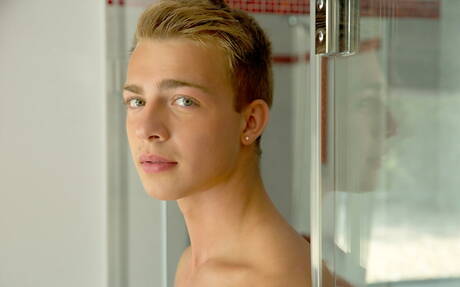 Młody Czech Pip Caulfield rozbiera się i pokazuje tyłek