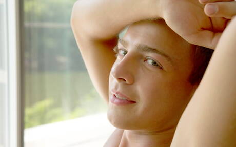 Młody Czech Pip Caulfield rozbiera się i pokazuje tyłek