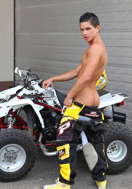 Il toro Thomas Woolf posa nudo e mostra il suo culo all