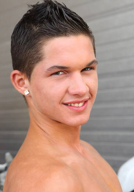 Il toro Thomas Woolf posa nudo e mostra il suo culo all