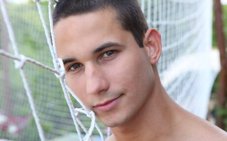 O touro Dan Arlett fica pelado e mostra a bunda gostosa na piscina