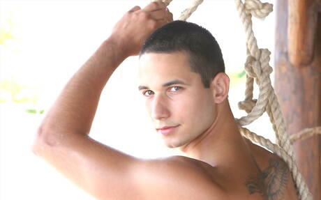 O touro Dan Arlett fica pelado e mostra a bunda gostosa na piscina