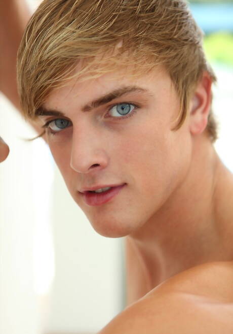 Amerykański przystojniak Mick Lovell rozbiera się i pokazuje tyłek