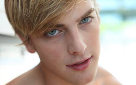 Amerykański przystojniak Mick Lovell rozbiera się i pokazuje tyłek