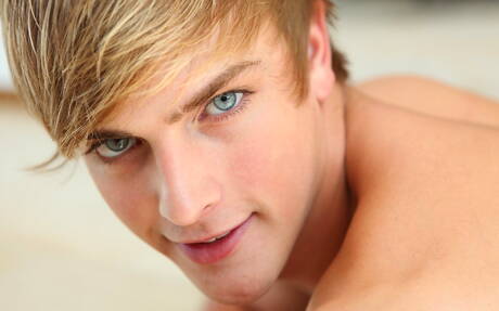 Amerykański przystojniak Mick Lovell rozbiera się i pokazuje tyłek