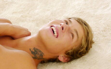 El semental estadounidense Kris Evans y el hombre fuerte checo Kevin Warhol se acostaron