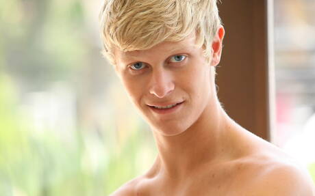 Il bel ragazzo americano Alex Waters mostra un corpo meraviglioso