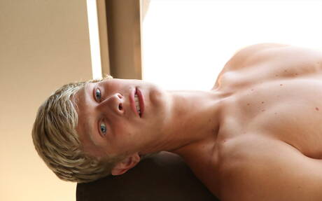 Il bel ragazzo americano Alex Waters mostra un corpo meraviglioso