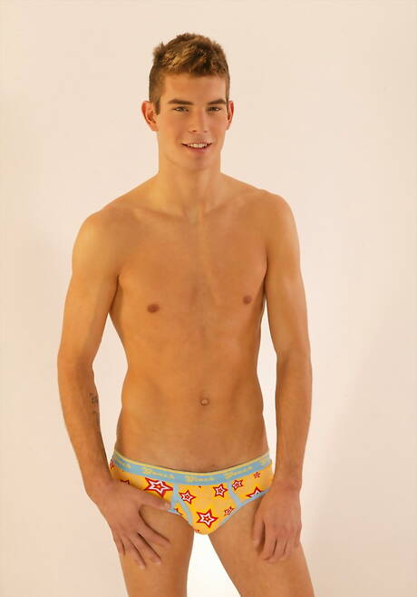 허스키한 남자 이완 패터슨이 옷을 벗고 엉덩이를 드러내고 있다