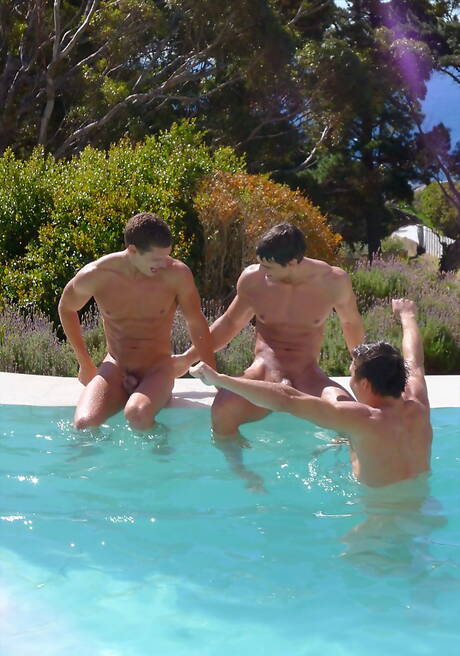 Die sexy Jungs Kris Evans, Jean-Daniel und Dario Dolce haben harten Dreiersex am Pool