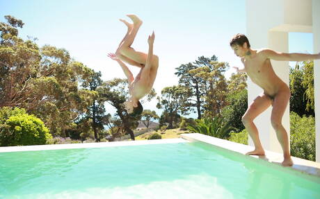 Le star ceche Kevin Warhol e Jean-Daniel, due uomini muscolosi, si godono un bel sesso orale in piscina