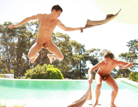 Le star ceche Kevin Warhol e Jean-Daniel, due uomini muscolosi, si godono un bel sesso orale in piscina