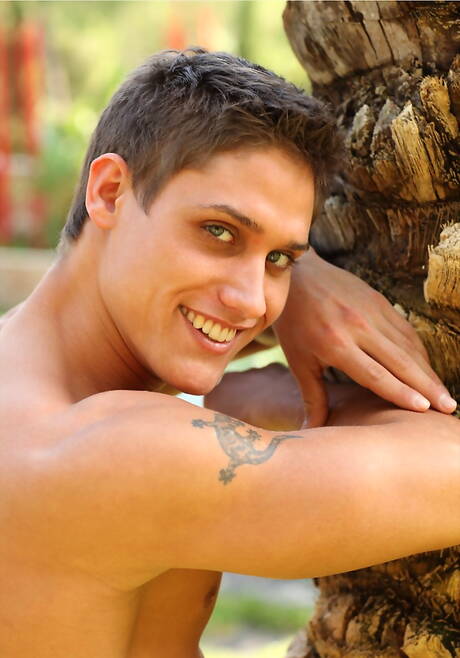 匈牙利大力士瓦迪姆法雷爾在泳池邊裸體秀出性感臀部