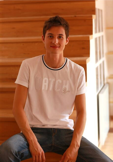 Der heiße tschechische Twink Gaelan Binoche posiert nackt und zeigt seinen Hintern