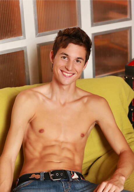 Il bel ragazzo ceco Gaelan Binoche posa nudo e mostra il suo sedere