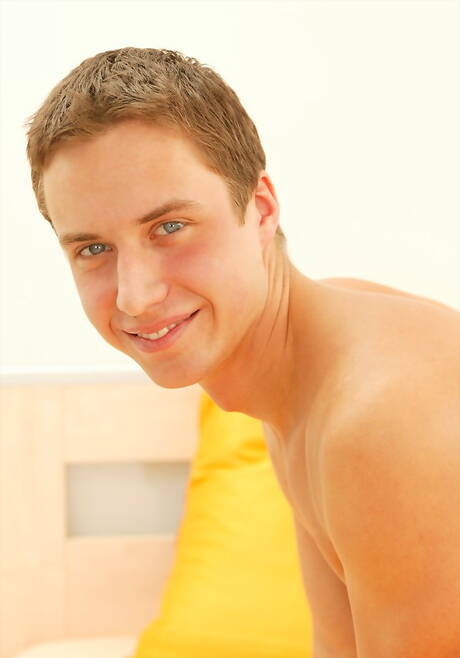 Der schwedische Schönling Tomas Brand zieht sich aus und zeigt seinen heißen Arsch