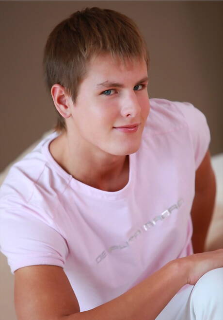 El joven checo Harris Hilton posando desnudo