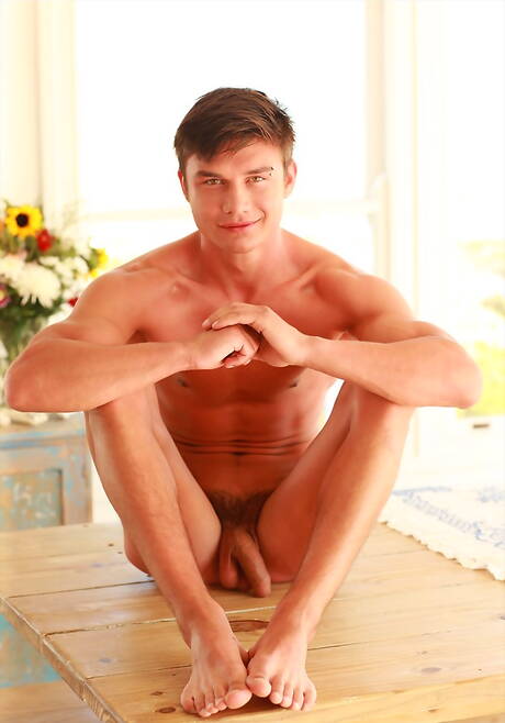 Der slowakische Muskelprotz Dario Dolce zieht sich aus und zeigt seinen knackigen Hintern